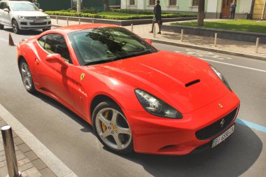 Kiev, Ukrayna - 3 Mayıs 2019: Şehirde Red Ferrari California 