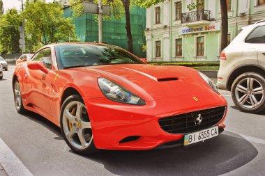 Kiev, Ukrayna - 3 Mayıs 2019: Şehirde Red Ferrari California 