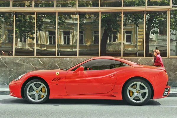 Kiev, Ukraine - 3 mai 2019 : Ferrari rouge Californie dans la ville — Photo