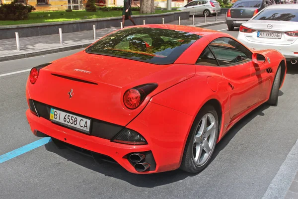 Kijów, Ukraina-3 maja 2019: Red Ferrari California w mieście — Zdjęcie stockowe