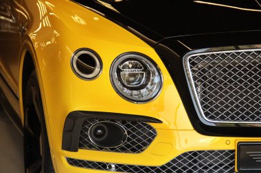Kiev, Ukrayna - 3 Mayıs 2019: Sarı Bentley Bentayga Mansory içinde 