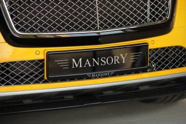 Kiev, Ukrayna - 3 Mayıs 2019: Sarı Bentley Bentayga Mansory içinde 