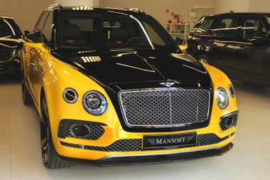 Kiev, Ukrayna - 3 Mayıs 2019: Sarı Bentley Bentayga şehirde