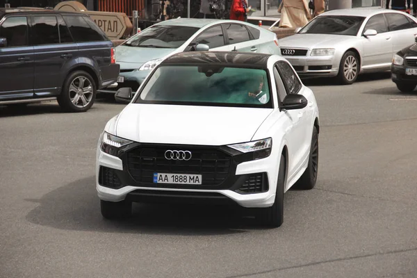Киев, Украина - 3 мая 2019 года: белый внедорожник Audi в движении — стоковое фото