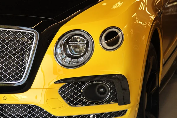 Частина жовтого автомобіля крупним планом — стокове фото
