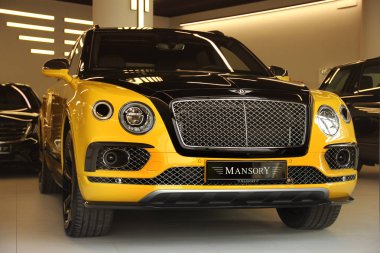 Kiev, Ukrayna - 3 Mayıs 2019: Sarı Bentley Bentayga Mansory içinde 