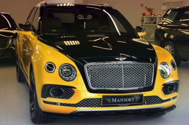 Kiev, Ukrayna - 3 Mayıs 2019: Sarı Bentley Bentayga Mansory şehirde
