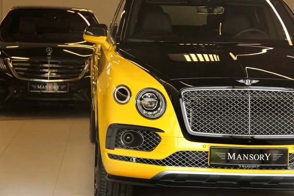 Kiev, ukraine - 3. Mai 2019: Yellow Bentley Bentayga Mansory in — Stockfoto