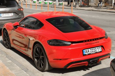 Kiev, Ukrayna - 3 Mayıs 2019: Porsche 718 Cayman Gts şehirde