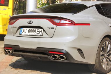 Kiev, Ukrayna - 3 Mayıs 2019: Şehirde Kia Stinger