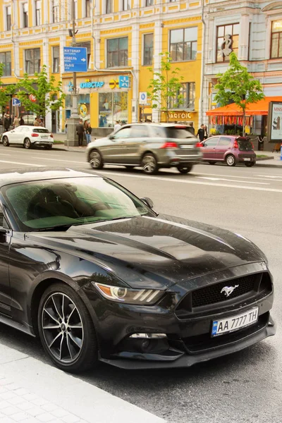 Kiew, Ukraine - 3. Mai 2019: schwarzer Ford Mustang in der Stadt — Stockfoto