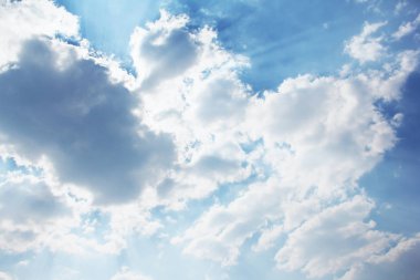 Güzel gökyüzü. Bulutların arkasındaki güneş ışınları. Arka plan