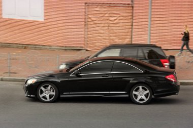 Kiev, Ukrayna - 3 Mayıs 2019: Siyah lüks Mercedes hareket halinde