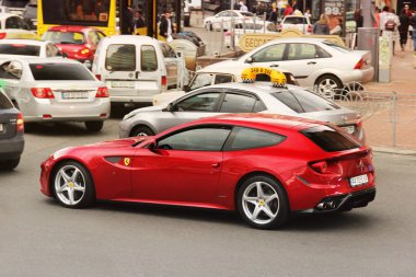 Kiev, Ukrayna - 3 Mayıs 2019: Red Ferrari Ff hareket halinde