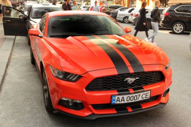 Kiev, Ukrayna - 3 Mayıs 2019: Orange Ford Mustang şehirde