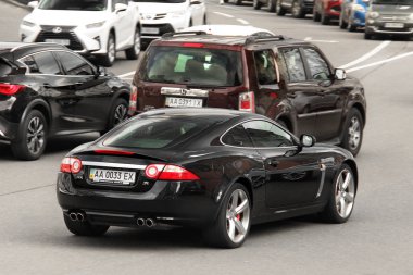 Kiev, Ukrayna - 3 Mayıs 2019: Jaguar Xk R şehirde