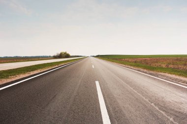 Güzel bir yol. Arka plan. Yol ve tarla