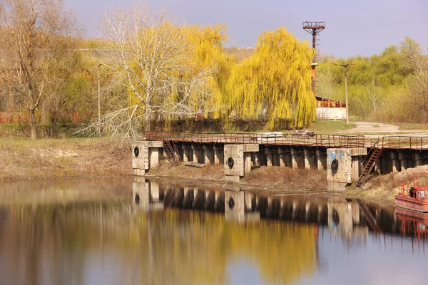 Chernihiv, Ukraine - 12. April 2019: Flusshafen. alter Hafen auf der — Stockfoto