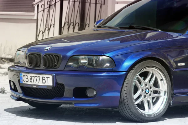 Chernihiv, Ucrânia - 24 de maio de 2019: BMW E46 carro esportivo no cit — Fotografia de Stock