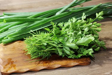 Mutfakta yemek pişirmek. Yeşil. Yeşil soğan
