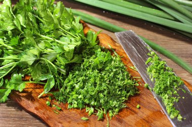 Mutfakta yemek pişirmek. Yeşil. Yeşil soğan. 