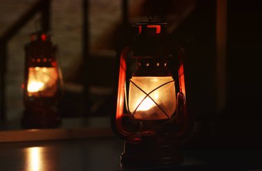 Karanlıkta gaz lambası. Aynanın yanındaki lamba