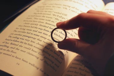 Chernihiv, Ukrayna - 9 Mayıs 2019: Ring elinde 