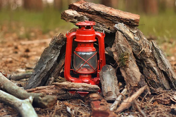 Petrolejová lampa v lese. Abstraktní fotografie — Stock fotografie