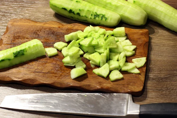 Нарізаний огірок. Готувати їжу. Їжа на кухні — стокове фото
