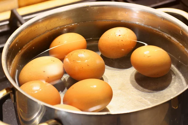 Os ovos cozinham-se em uma panela. Cozinhar alimentos — Fotografia de Stock