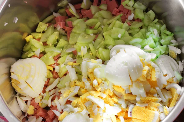 Ovos cozidos, salsicha e pepino. Cozinhar na cozinha — Fotografia de Stock