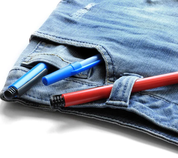 Marcatori in tasca. Marcatori in tasca jeans su sfondo bianco — Foto Stock