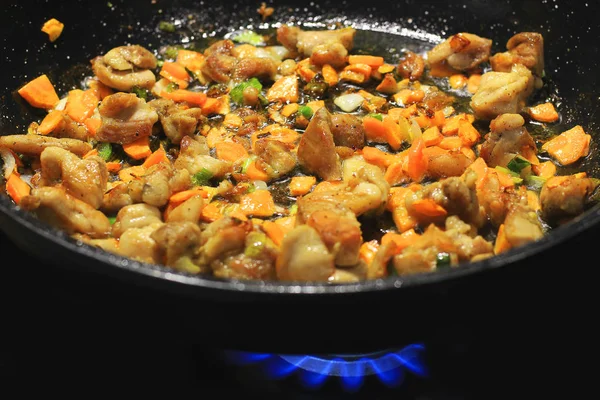 Cozinhar numa panela. Carne e produtos hortícolas torrados — Fotografia de Stock