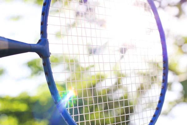 Badminton racket close-up tegen een achtergrond van bomen — Stockfoto