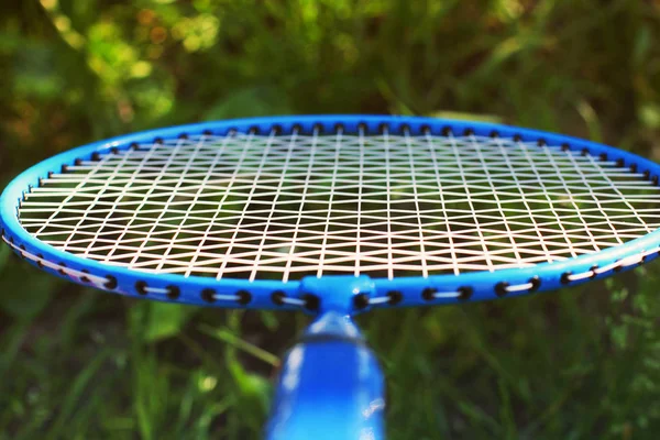 Badminton racket close-up op gras achtergrond — Stockfoto