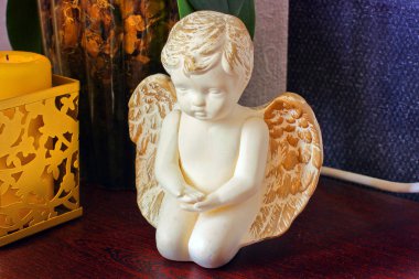 Başucundaki melek heykelciği. Evdeki manzara