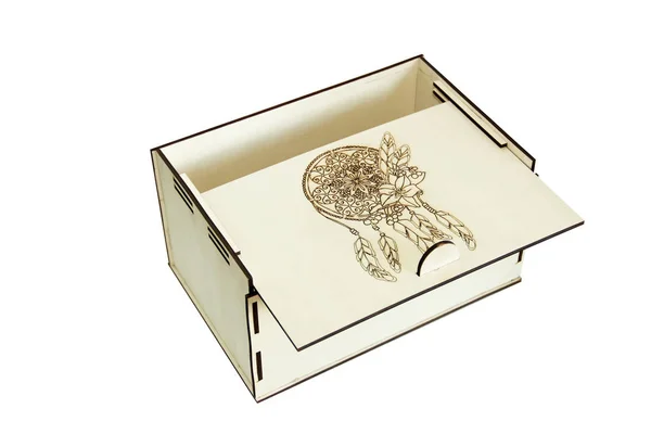 Деревянная коробка на белом фоне. Коробка ручной работы — стоковое фото