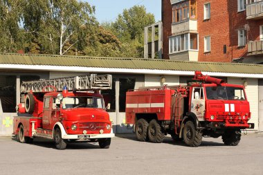 Chernihiv, Ukrayna: 31 Temmuz 2019: Eski Mercedes itfaiye aracı. İki itfaiye aracı. Kamaz