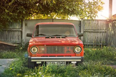 Chernihiv, Ukrayna - 17 Haziran 2019: Vaz 2101 bahçesinde