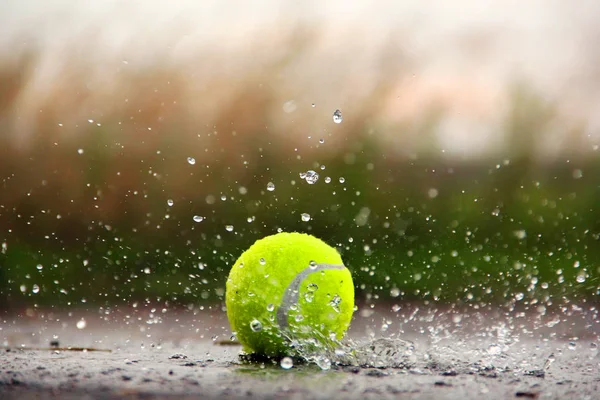 Tennisbal in het water. Tennisbal en waterdruppels — Stockfoto