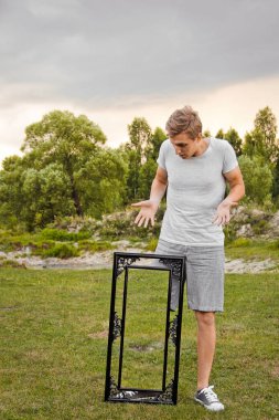 Doğa üzerine resmi olan bir adam.