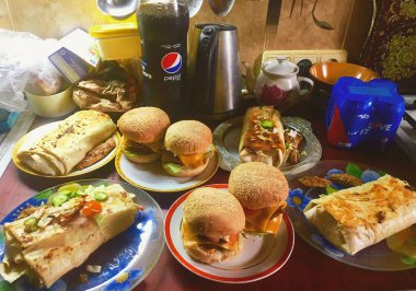 Chernihiv, Ukrayna - 3 Ağustos 2019: Yemek masada. Coca Cola ile Burger ve Shawarma