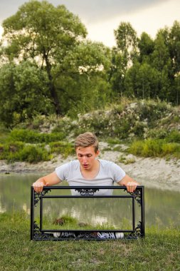 Chernihiv, Ukrayna - 26 Temmuz 2019: Doğa üzerine resmi olan bir adam