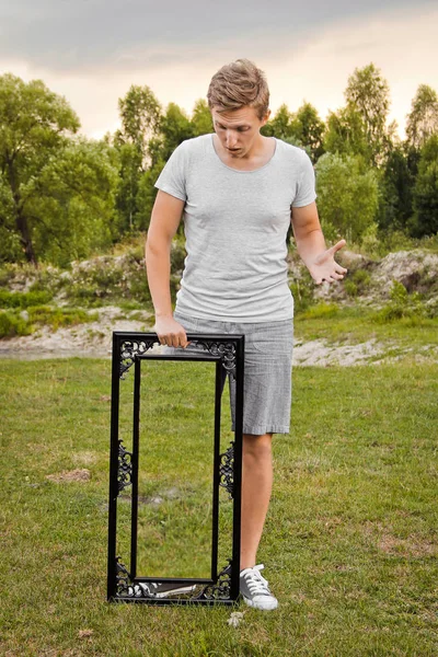 A guy with a picture on the nature — Stock Photo, Image