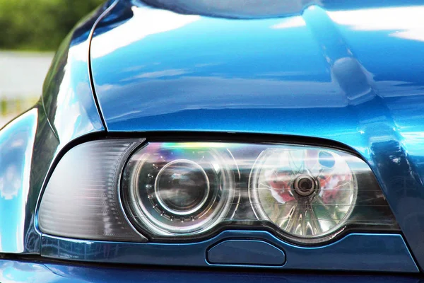Světlomety. Luxusní reflektory. Část modrého auta. — Stock fotografie