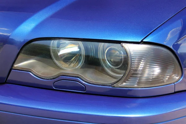 Parte de un coche azul. Faros del coche. Faros de lujo — Foto de Stock