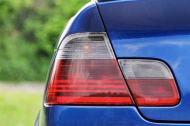 Mavi bir arabanın parçası. Araba farları. Lüks Farlar