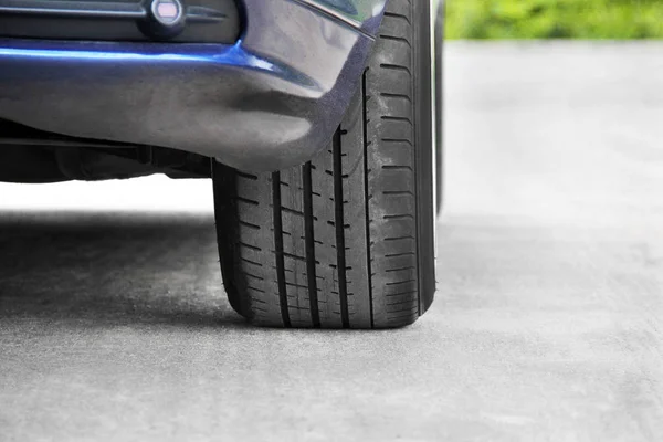 Car wheels on a background of asphalt. Car tires. Car wheel clos — Stock Photo, Image