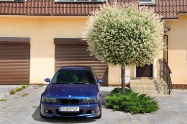 Chernihiv, Ukrayna - 24 Mayıs 2019: Mavi Bmw spor otomobil ci