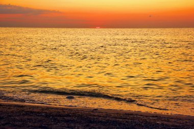 Denizde güzel gün batımı. Ön planda deniz.